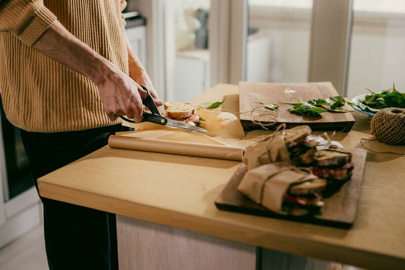 Univerzální nůžky Fiskars Functional Form ReNew 21 cm černé