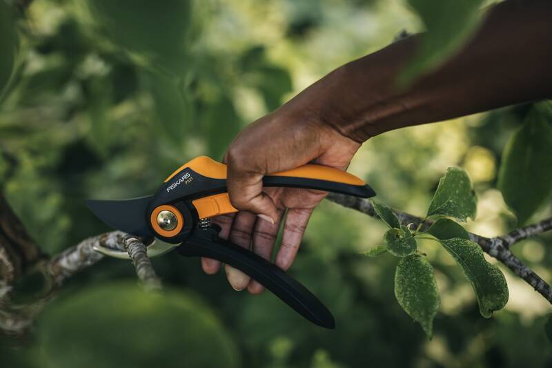 Dvoučepelové zahradní nůžky Fiskars Plus P521