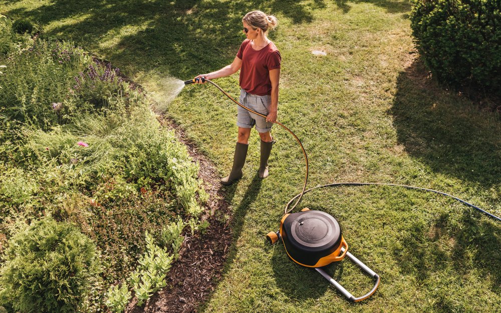 Zavlažovací buben Fiskars XL s automatickým navíjením hadice