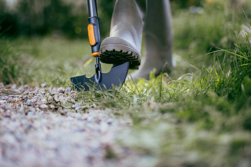 Nůž na okraje trávníku Fiskars OneClick