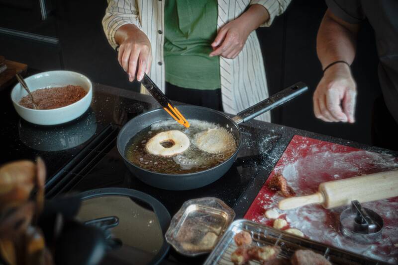 Pánev Fiskars Hard Face 28 cm