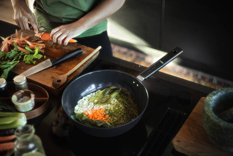 Wok pánev Fiskars Hard Face 28 cm