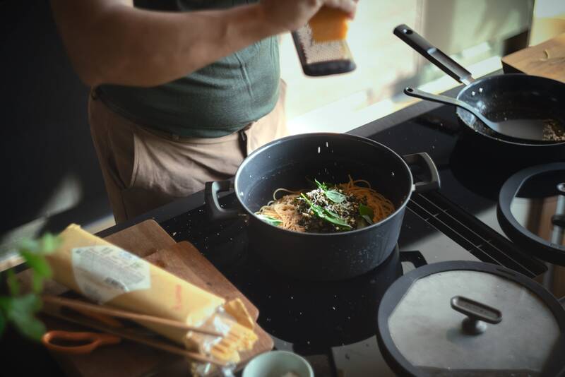 Pánev Fiskars Hard Face 28 cm