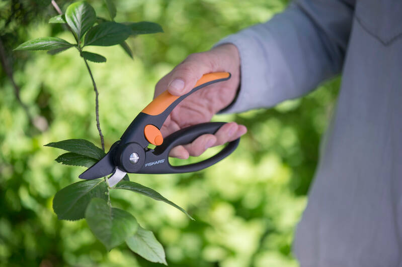 Dvoučepelové zahradní nůžky FingerLoop Fiskars P44