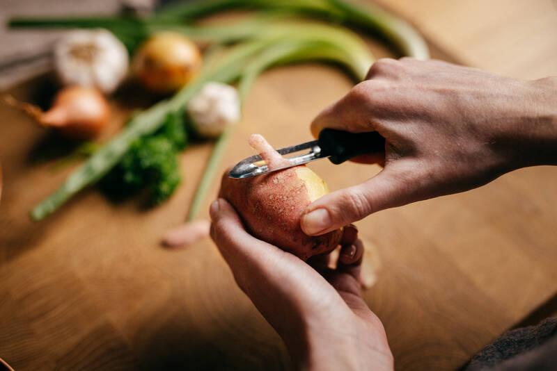 Použití škrabky Fiskars KitchenSmart