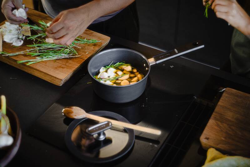 Pánev Fiskars Hard Face 28 cm