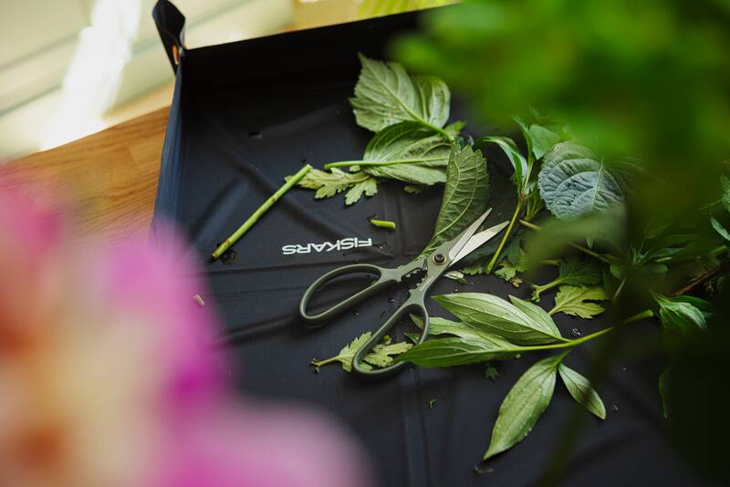 Prostřihávací nůžky na květiny s pouzdrem Fiskars