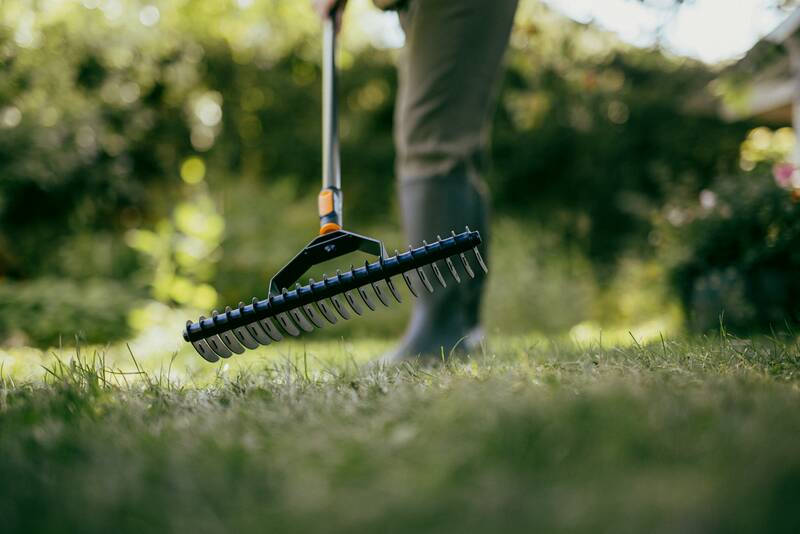 Provzdušňovací hrábě Fiskars OneClick