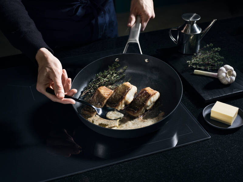 Pánev Fiskars Taiten 24 cm