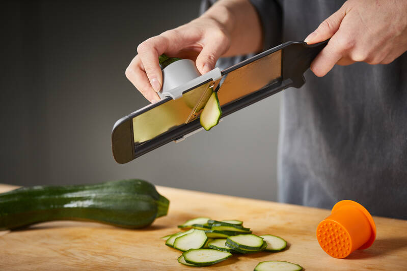 Plátkovač na zeleninu Fiskars Functional Form v akci
