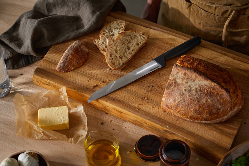 Nůž na pečivo Fiskars Hard Edge