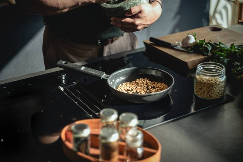 Pánev Fiskars Hard Face 24 cm