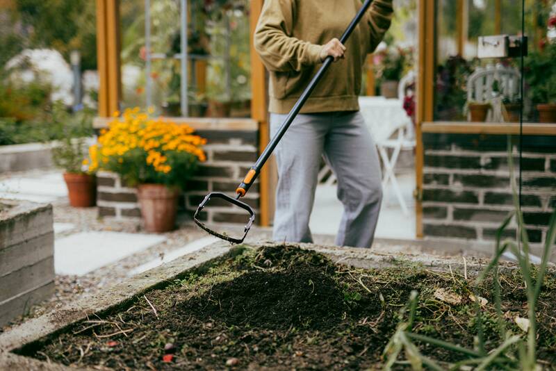 Škrabka na plevel Fiskars OneClick