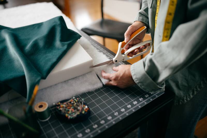 Pružinové nůžky na látky Fiskars Premier EasyAction