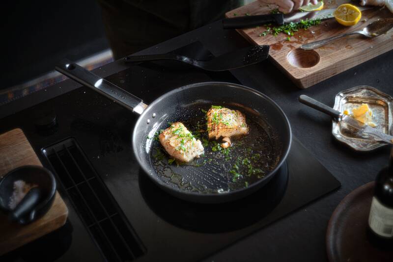 Pánev Fiskars Hard Face 28 cm