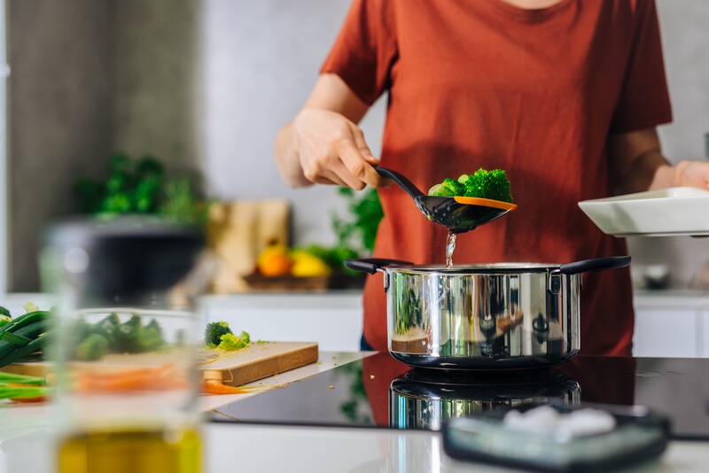 Děrovaná lžíce Fiskars Functional Form v akci