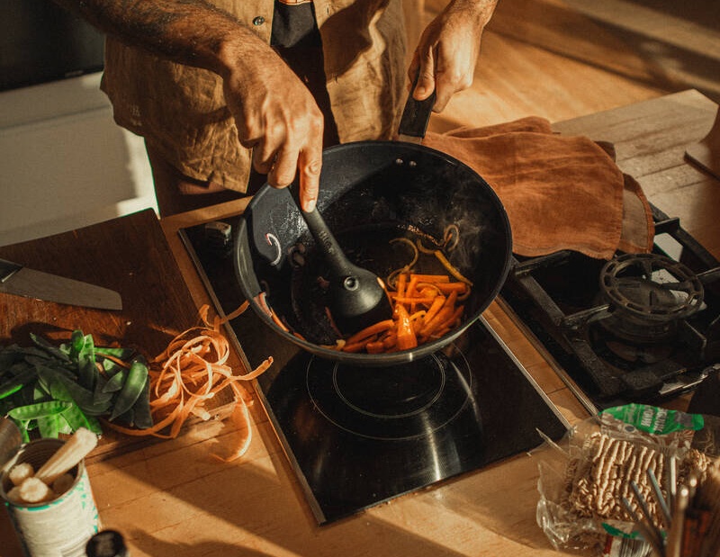 Wok pánev Fiskars Functional Form 28 cm