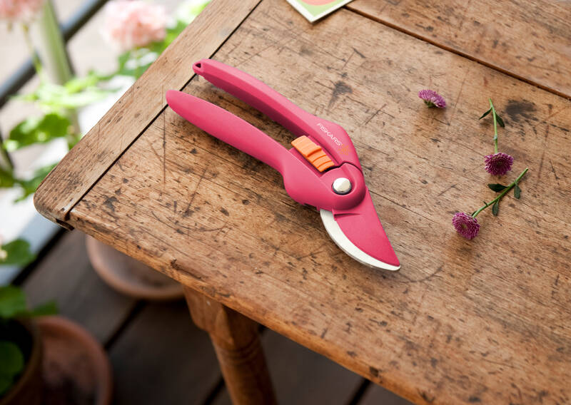 Dvoučepelové zahradní nůžky Fiskars P26 červené