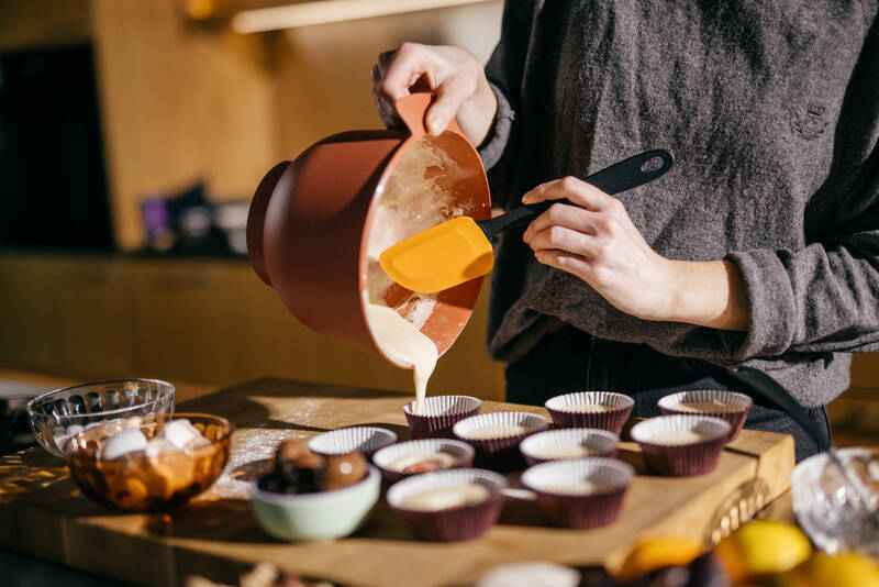 Stěrka na těsto Fiskars Essential v akci