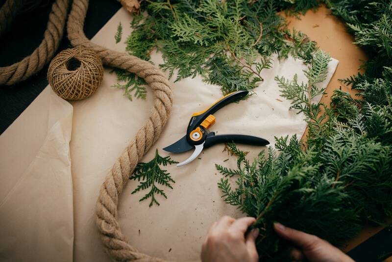 Dvoučepelové zahradní nůžky Fiskars Plus P541