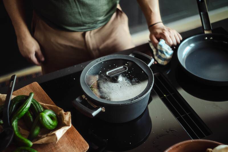 Pánev Fiskars Hard Face 28 cm