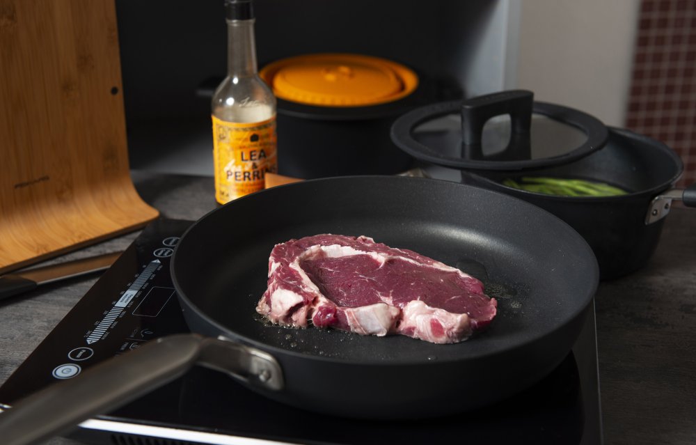 Nerezové hrnce a kastroly v kuchyni