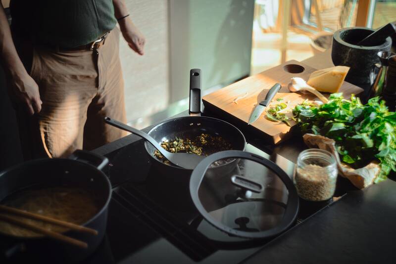 Pánev Fiskars Hard Face 28 cm