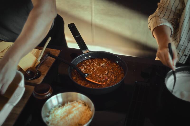 Pánev Fiskars Hard Face 28 cm