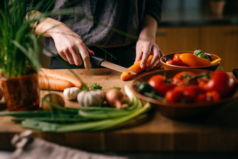 Okrajovací nůž Fiskars Essential v akci