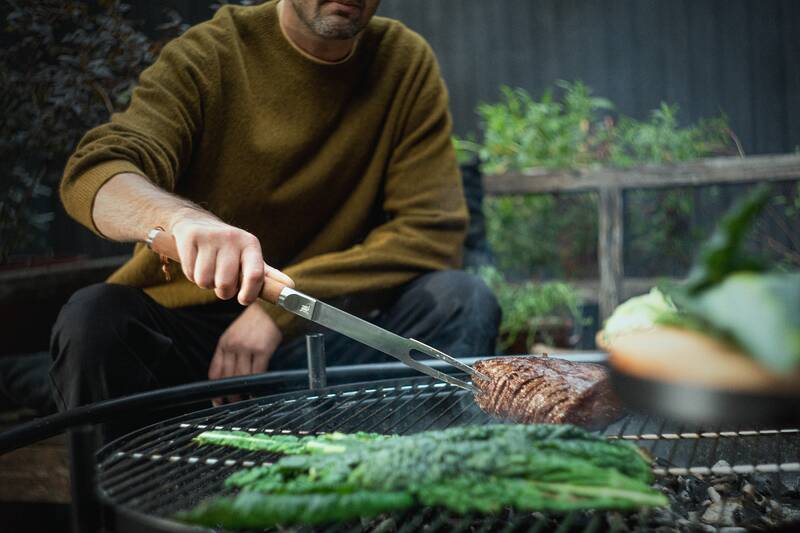 Grilovací vidlice Fiskars Norden v akci