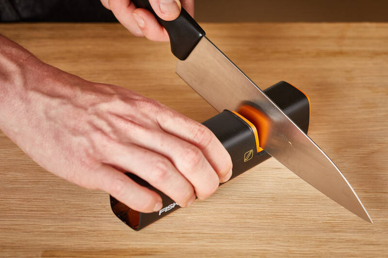 Ostřič nožů Fiskars Roll-Sharp Edge