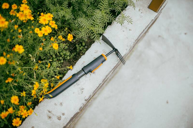 Dvoustranná motyčka Fiskars OneClick