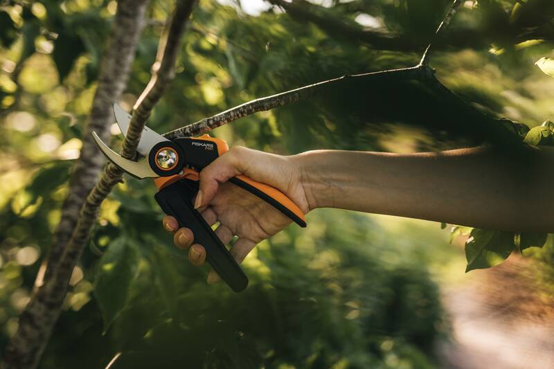 Dvoučepelové zahradní nůžky Fiskars X-series P941