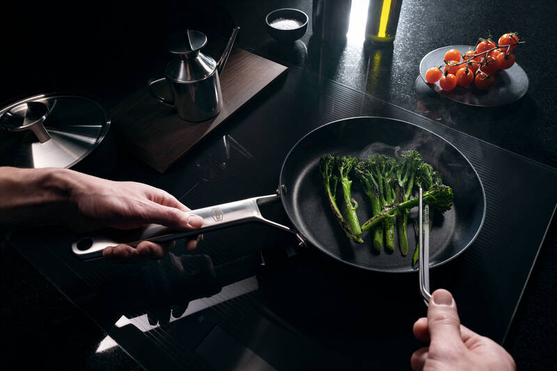 Pánev Fiskars Taiten 24 cm