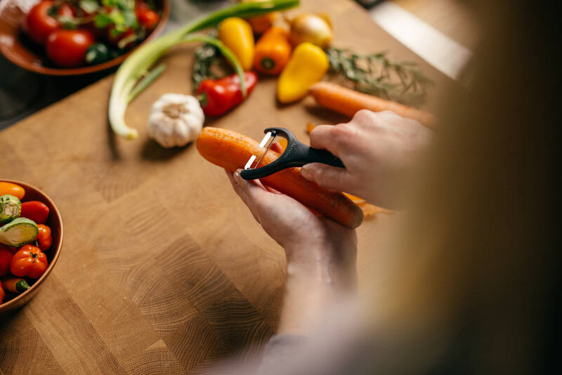 Škrabka na zeleninu Fiskars Essential v akci