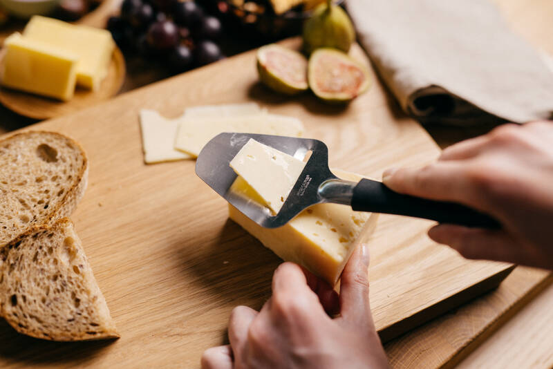 Plátkováč na sýr Fiskars Essential v akci