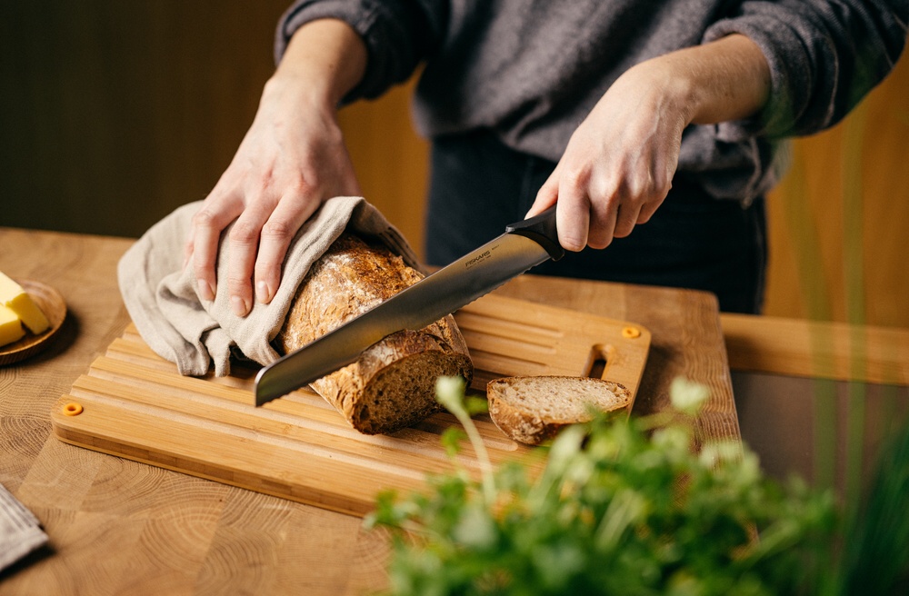 Krájení chleba nožem Fiskars Essential