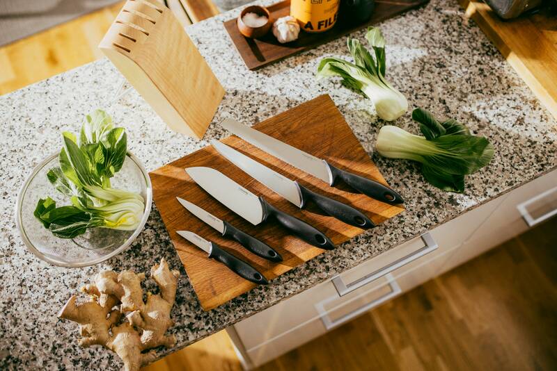 Nože Fiskars Essential v dřevěném bloku - detail