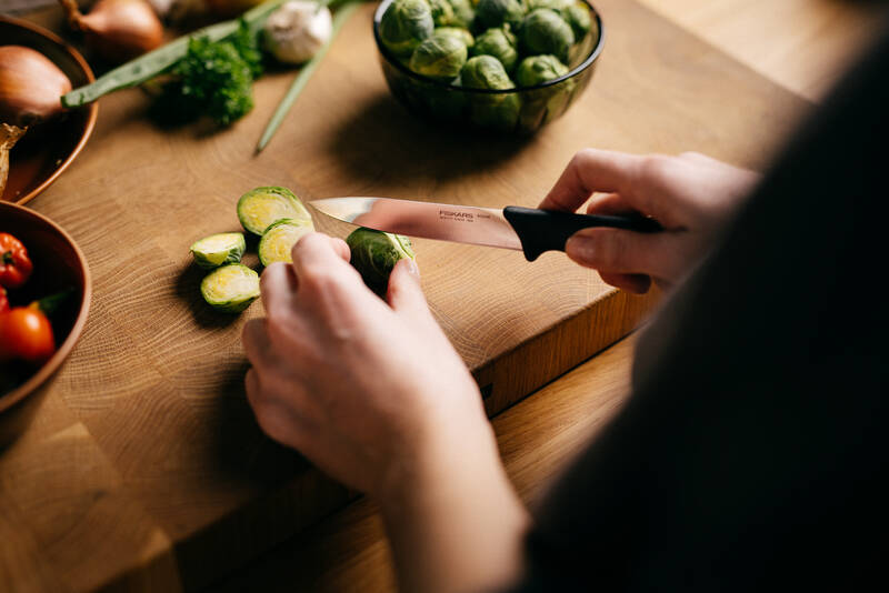 Okrajovací nůž Fiskars Essential v akci