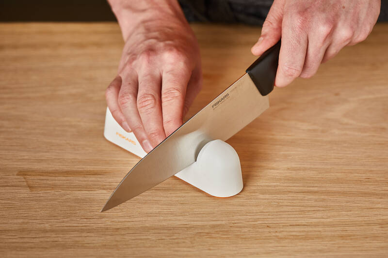 Ostřič nožů Fiskars Roll-Sharp bílý