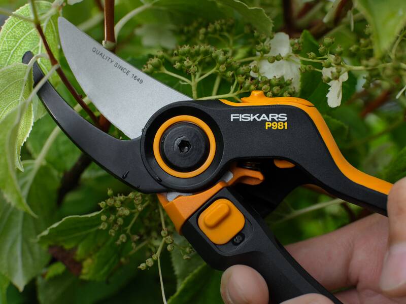 Dvoučepelové zahradní nůžky Fiskars DualAction P981