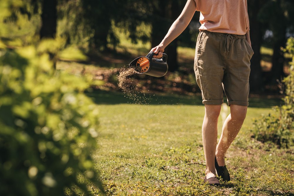 Ruční sypač soli, písku, hnojiv Fiskars Solid