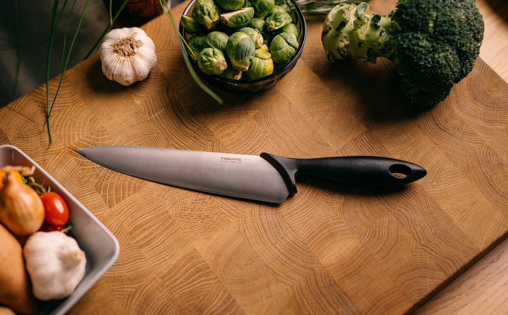 Kuchařský nůž Fiskars Essential v akci