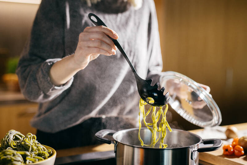 Naběračka na špagety Fiskars v akci