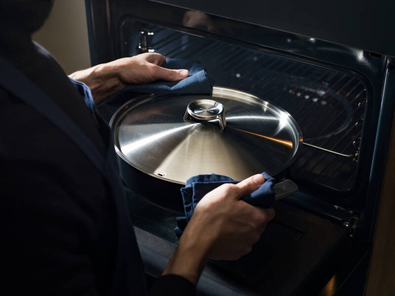 Pánev Fiskars Taiten 24 cm