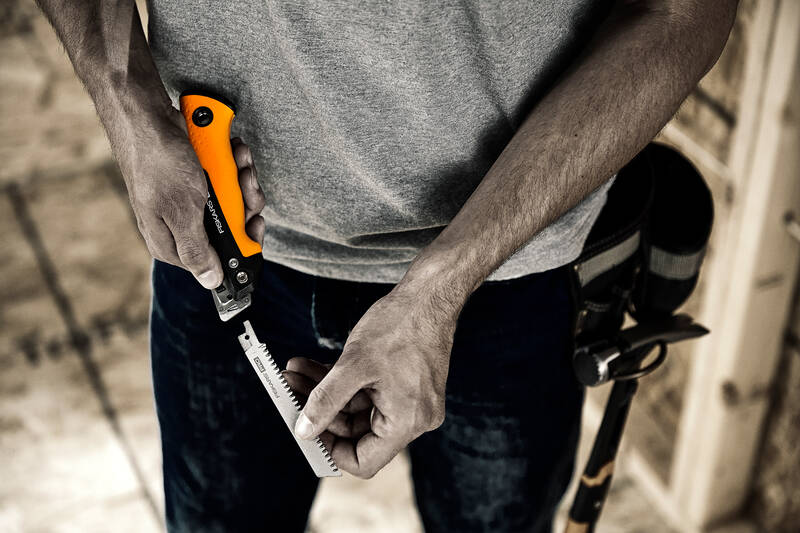 Kompaktní skládací pila Fiskars na dřevo i kov