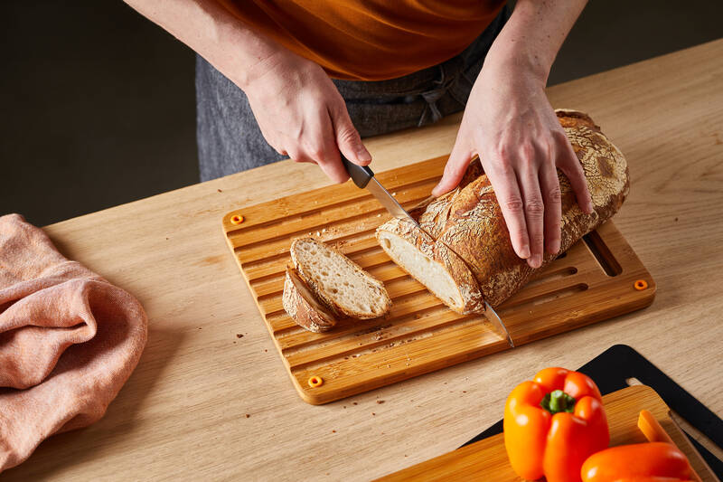 Sada Fiskars bambusové prkénko na krájení chleba s nožem