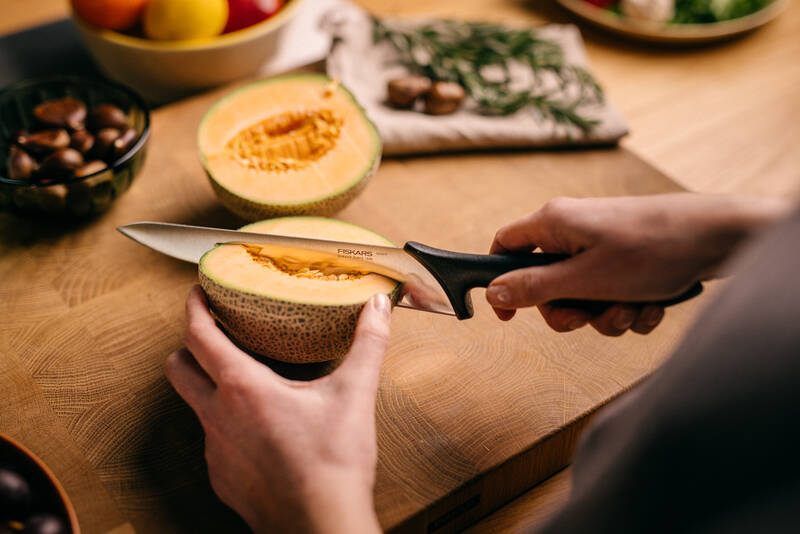 Kuchyňský nůž Fiskars Essential v akci