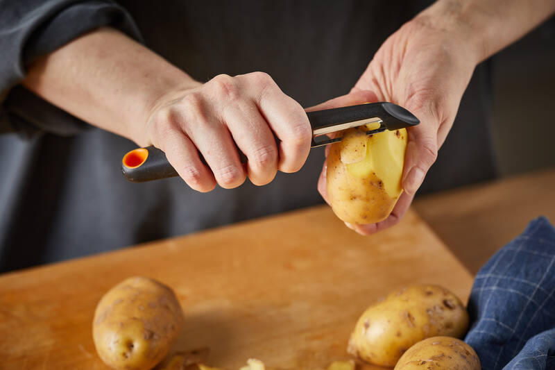 Otočná škrabka Fiskars v akci