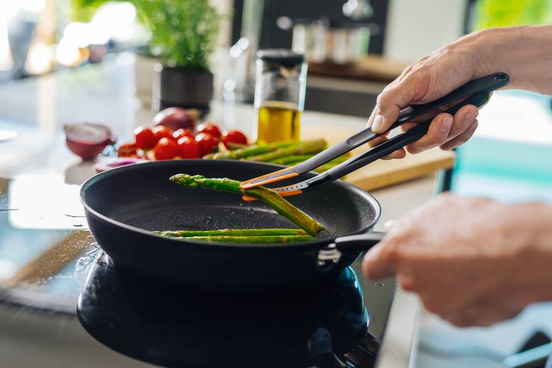 Kuchyňské kleště Fiskars Functional Form v akci